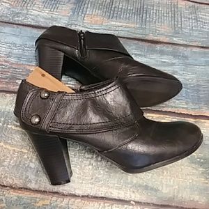 Y Not Cuffed Black Booties Size 8.5